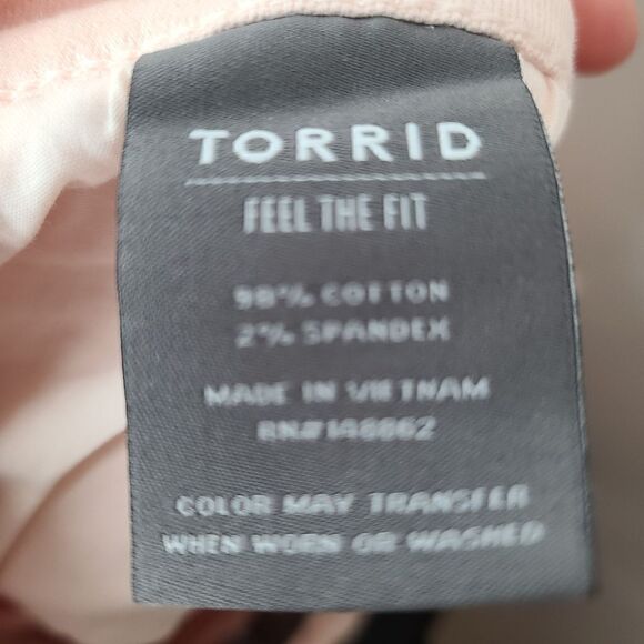 18 Womens High Rise Vintage Pink Denim Midi Short 5 inch Inseam Torrid Button Fl - Picture 10 of 10